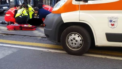 ambulanza presta soccorso