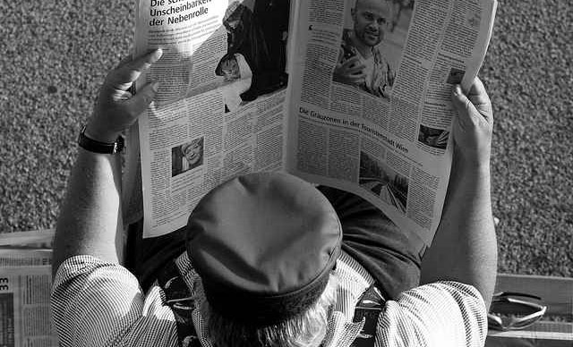 uomo che legge il giornale